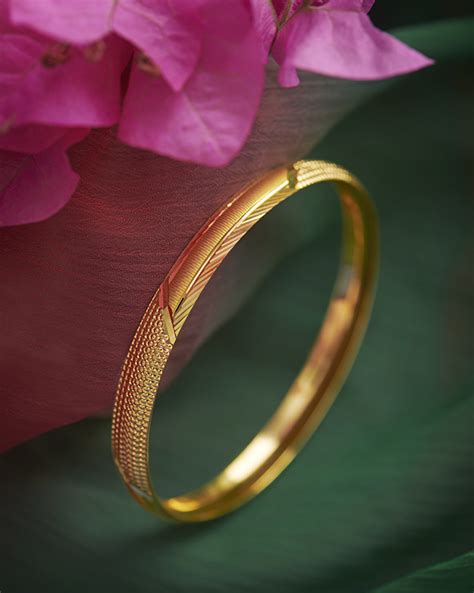 Anu 22kt Gold Bangle Sleek Modern Bangle Designs Caratlane