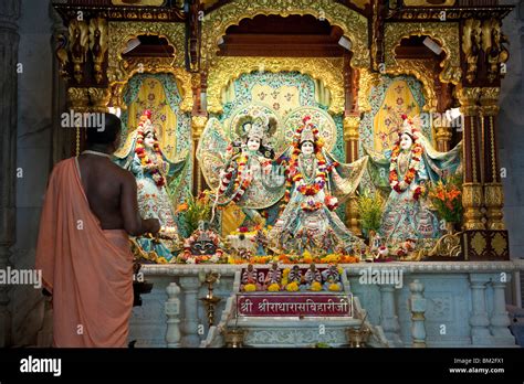 Den Innenraum Und Den Altar Von Sri Sri Radha Rasabihari Krishna Tempel