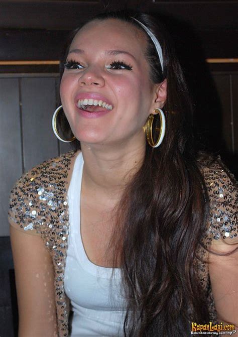 9 Hot Sexy Dewi Sandra Bikini Pics