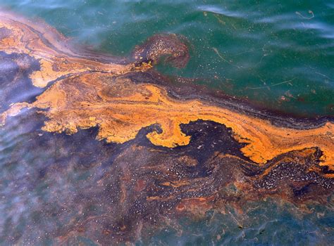 Dissolving Oil In A Sunlit Sea Woods Hole Oceanographic Institution