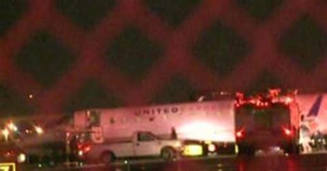 Commuter Plane Blows Tires Veers Off Runway At Newark Airport Cbs