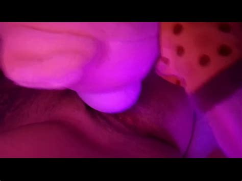 Una Joven Caliente Se Folla Desesperadamente A Un Peluche Hasta El Orgasmo XVIDEOS