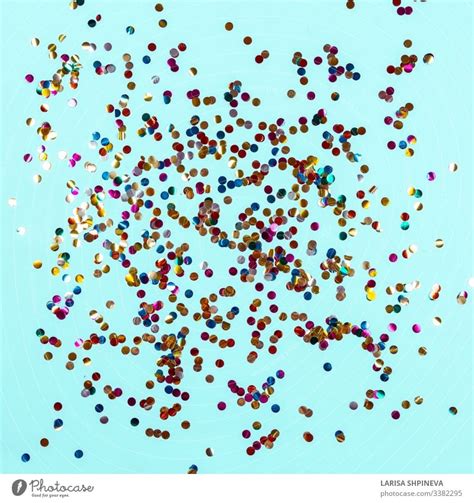 Goldfarbenes Konfetti auf blauem Hintergrund Feierliche Kulisse für