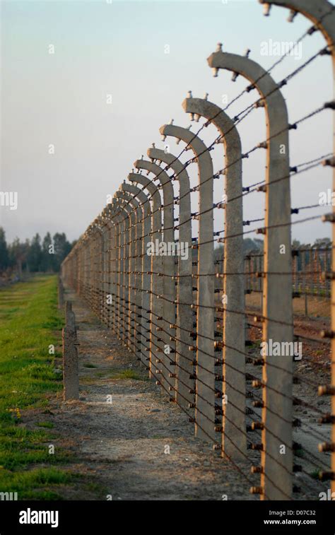 Auschwitz Birkenau Zaun Stockfotos Und Bilder Kaufen Alamy