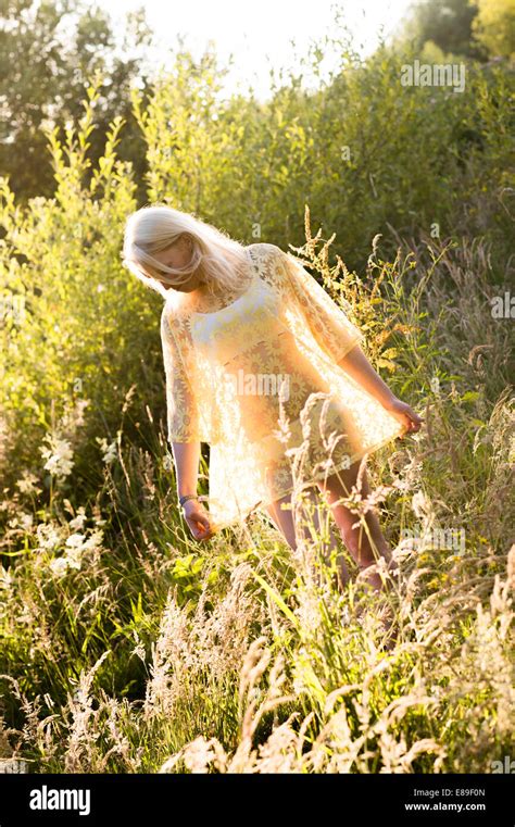 Une jeune fille blonde woman woman outdoors portant une robe jaune à