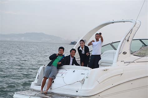 Vệ sĩ tiểu thư và thằng khờ Angela Phương Trinh khoe dáng với bikini ở đảo Tuần Châu