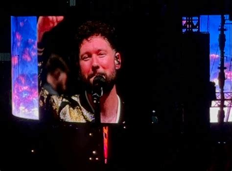 Menyala Abangku Calum Scott Hibur Fans Di Pembukaan Konser Ed Sheeran