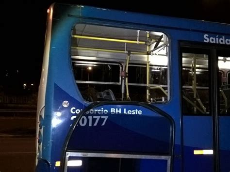 G1 Adolescente está em estado grave após cair de ônibus em Belo