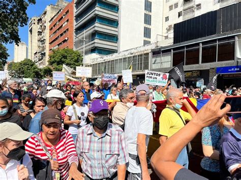 Trabajadores y jubilados del sector público protestan contra la