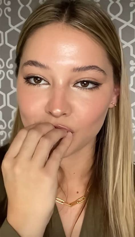 Pin By Camryn On Madelyn Cline Sarah Blonde Hair Brown Eyes Blonde Hair Makeup Brown Eyes