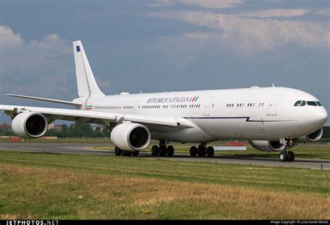 Un Airbus A340 de la Fuerza Aérea de Italia en Ezeiza D E A V I O N