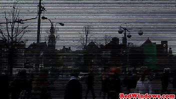 Puta de ébano chupa y folla la polla de los clientes XVIDEOS