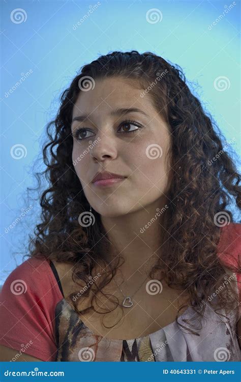 Bella Ragazza Latina Con Capelli Ricci Immagine Stock Immagine Di Sfondo Marrone 40643331