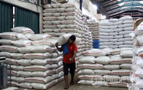 Jelang Ramadhan Stock Beras Di Pasar Induk Cipinang Aman Foto