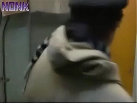 Follada en el baño público de la estación de tren XVIDEOS