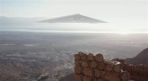 Il Mistero Del Gigantesco UFO Triangolare Avvistato Nel Deserto Di