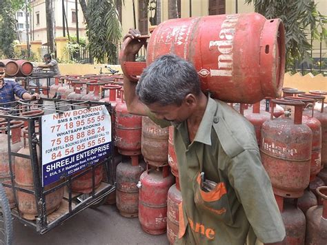 LPG Price Hiked By Rs 50 Rates Up By Rs 244 In One Year Dynamite News