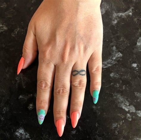 73 Stunning Hand Tattoos for Women