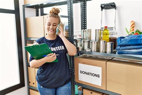 Jeune Fille Blonde Portant L Uniforme Volontaire Parlant Sur Le Smartphone Au Centre Caritatif