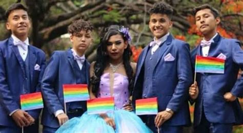 Joven gay celebra sus XV como quinceañera Con todo y chambelanes