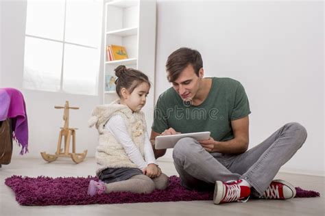 Pai E Filha Que Jogam Jogos No Tablet Pc Imagem De Stock Imagem De