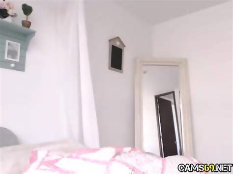 Super Hot Babe Toys Pussy On Webcam