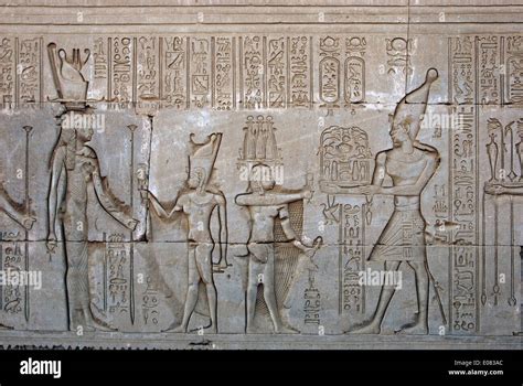 Egipto Dendera Ptolemaico Templo De La Diosa Hathor Tallados En La