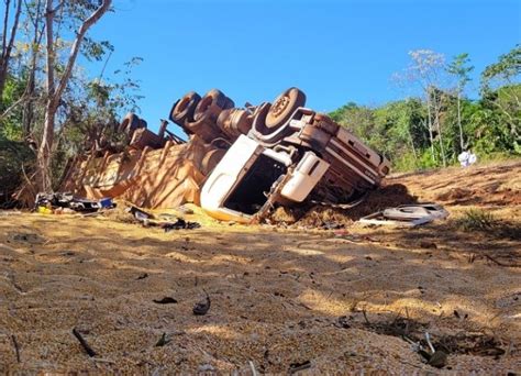 Carreta Tomba E Mata Motorista Na Hora Carga De Milho Espalha Na Pista