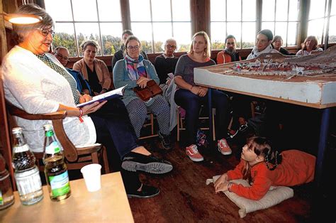 Waldshut Tiengen Mit Einem Buch An Andere Orte Reisen Das Erm Glichen