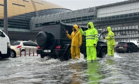 Lluvias Torrenciales E Inundaciones Paralizan Aeropuertos Y Carreteras