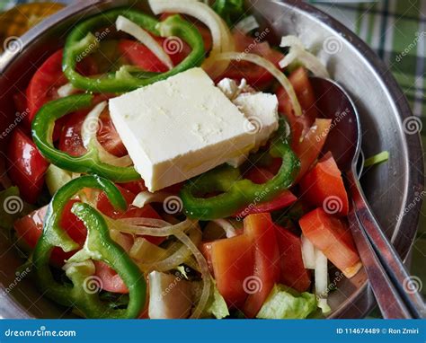 Salada Grega Tradicional Legumes Frescos E Queijo De Feta Imagem De