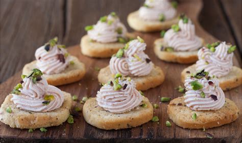 CROSTINI DI PANE CON MOUSSE DI MORTADELLA E PISTACCHI Palermo