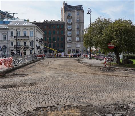 Warszawa, Plac Trzech Krzyży, historyczny bruk oraz fragmenty torów tramwajowych odkryte podczas ...