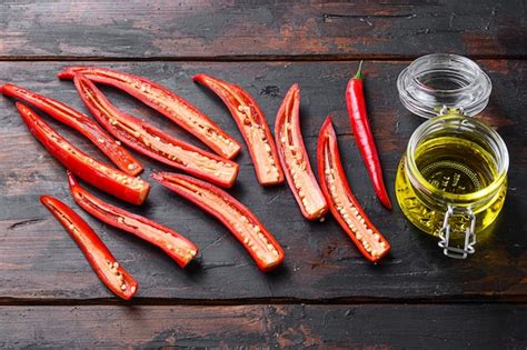 Pimentas Vermelhas Cortadas Para Fazer Azeite Picante Foto Premium