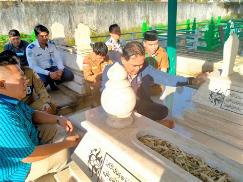 Bupati Zairullah Ketika Berziarah Ke Makam Orang Tuanya Sebut Ini Rumah