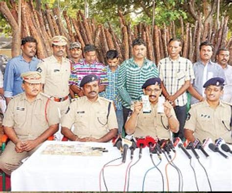 Cops Nab Six Red Sanders Smugglers Seize 125 Logs