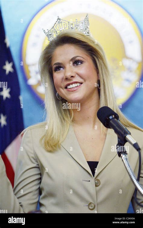 Miss Estados Unidos Kirsten Haglund Discutiendo La Conciencia De