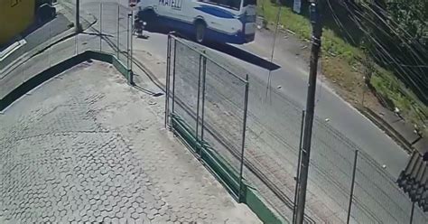 V Deo C Mera Flagra Acidente Fatal Entre Moto E Nibus Em Joinville