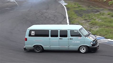 How Japanese Dodge Van Fanatics Modify Their Huge Vans To Hit The Track ...