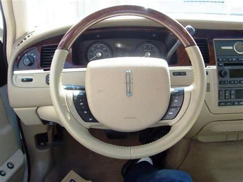 View of Lincoln Town Car Signature Limited. Photos, video, features and ...