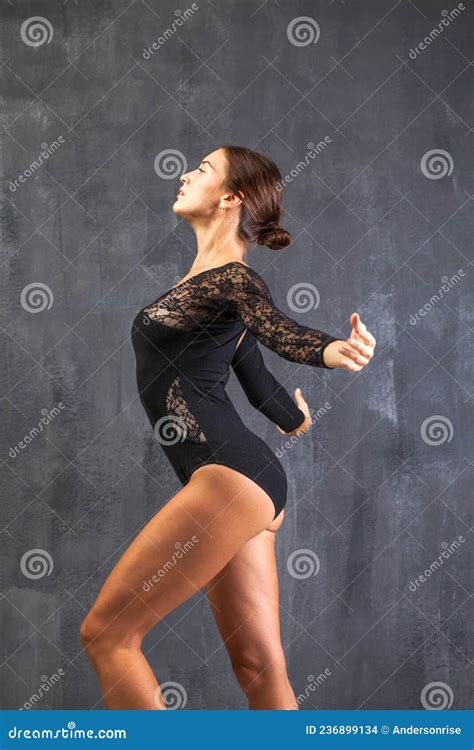 Bailarina En Traje Negro Posando En Estudio Foto De Archivo Imagen De