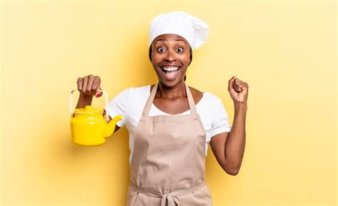 Mulher Negra Chef Afro Se Sentindo Chocada Animada E Feliz Rindo E