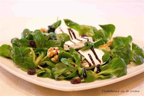 Ensalada de canónigos queso de cabra y nueces Yerbabuena en la cocina