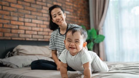 tahap perkembangan bayi   bulan klikdokter