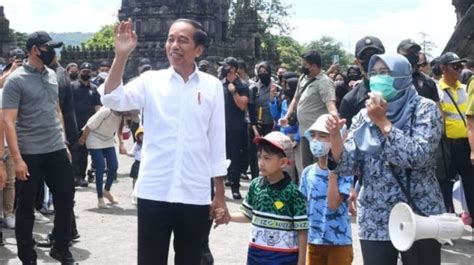 Jokowi Ajak Cucu Jalan Jalan Ke Candi Prambanan Kaos Mewah Jan Ethes