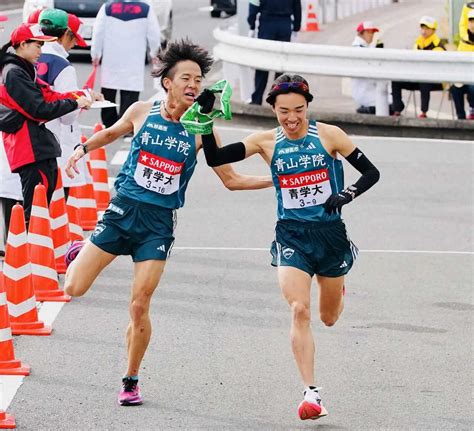 ＜箱根駅伝復路戸塚中継所＞倉本（右）にたすきをつなぐ8区区間賞の青学大・塩出（撮影・会津 智海） ― スポニチ Sponichi Annex スポーツ