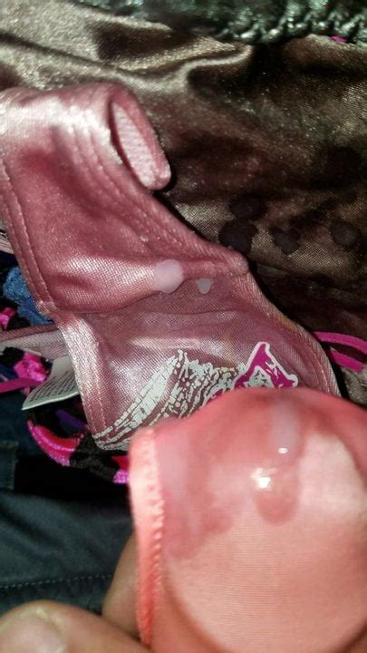 Éjaculation à travers le gousset de bikini en satin xHamster