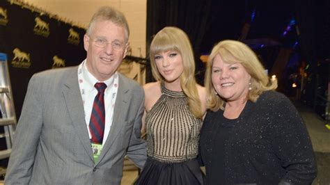 Taylor Swifts Dad Fights Off Home Intruder Live 95 5