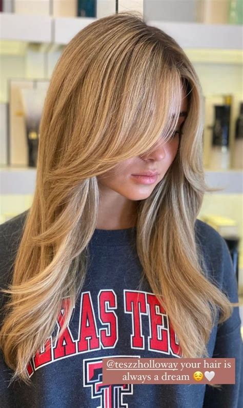 40 The Trendiest Haircuts With Curtain Bangs — Straight Layered Blonde