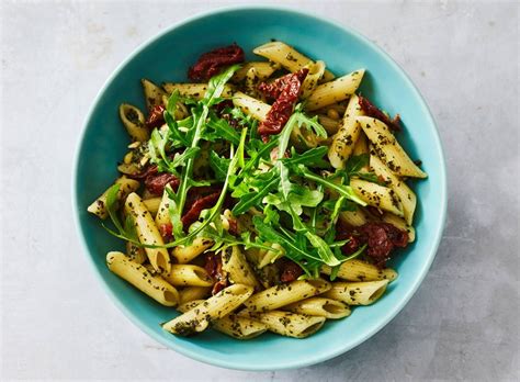 Penne Met Pesto Zongedroogde Tomaat En Rucola Recept Allerhande